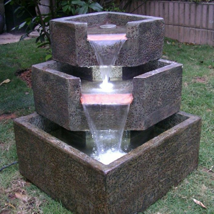 Sodas Saulės fontanas trijų pakopų