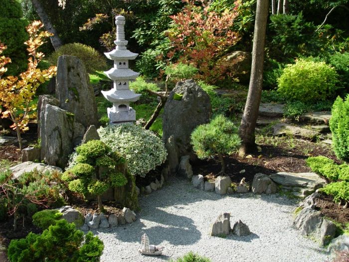 Hage japansk stil Jarkov Polen Bonsai trær-busker-stein lanterne