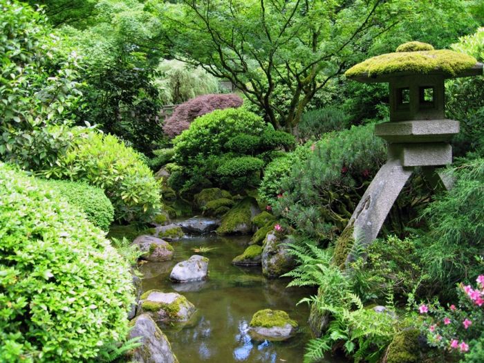 Záhrada v japonskom štýle morskej kameň stone lampáš kríky