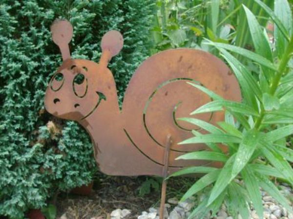 Gartendeko-of-hrdza Snail v tráve