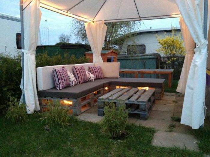 Vrtno pohištvo veranda kavč za klubsko mizico Palette enako Pillow bele zavese