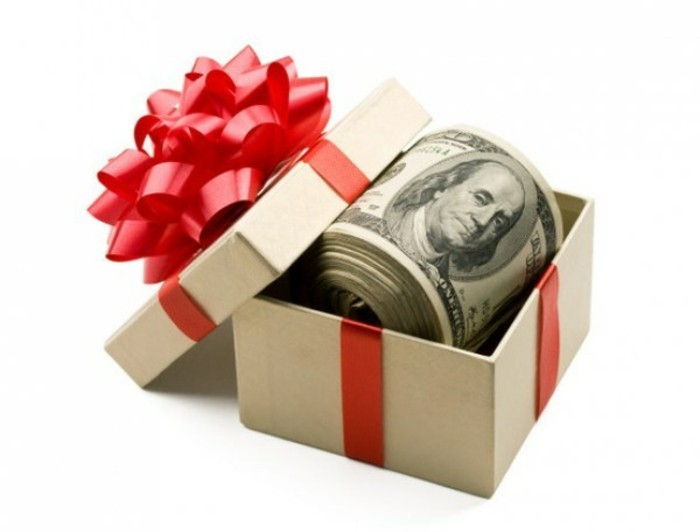 pinigų dovanos Kalėdų-paketo-as-a-pakavimo-vyniotinis su-raudonais-band-notes-on-