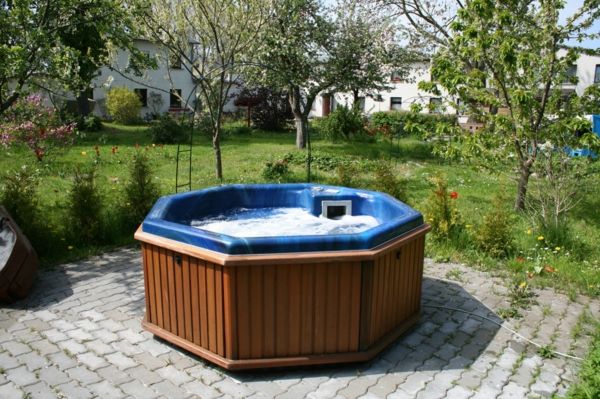 Dizaino idėjos - puikus sodas su sūkurine vonia