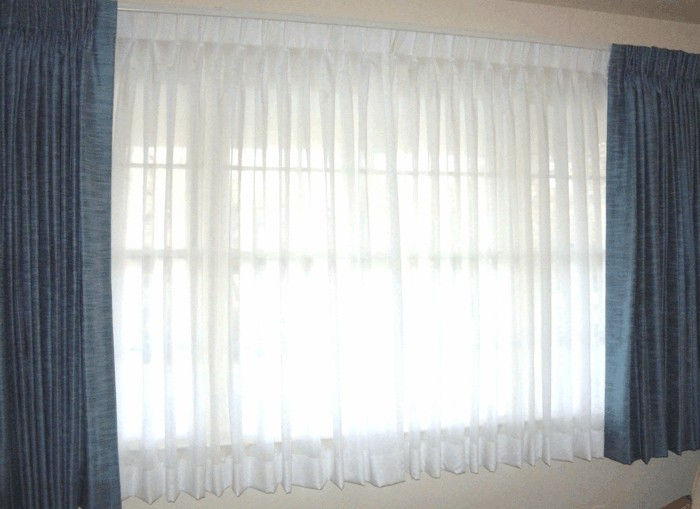 Stora fönster dekorera ridå i kombination med curtains-