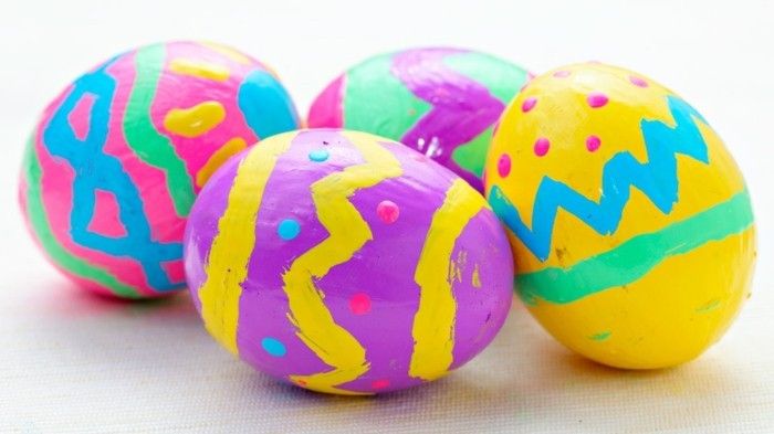 Ozadja Velikonočni z of-otrok pobarvane jajca