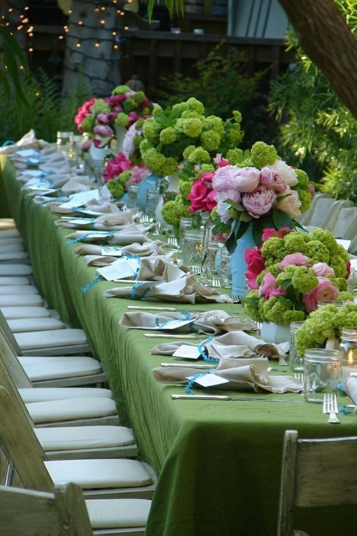 Wedding tafeldecoratie groene tafellaken bloemen
