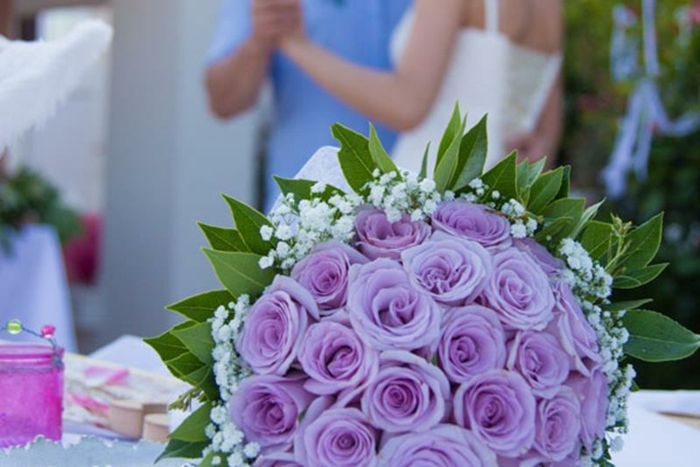 Poroka tabela dekoracijo vijolične vrtnice