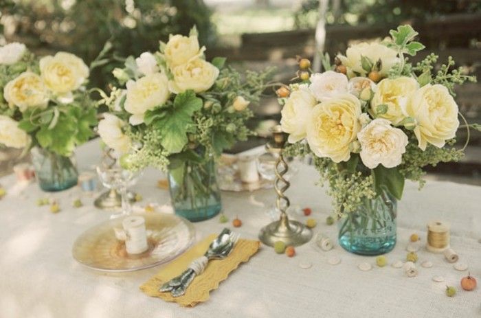 Poroka tabela dekoracijo mnogo cvetje