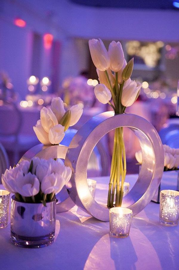 Hochzeitsdeko bord dekorasjon med tulipaner-in-White
