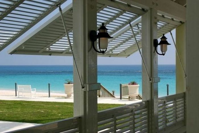 strandvilla balkon of terras houten uitzicht en parasol