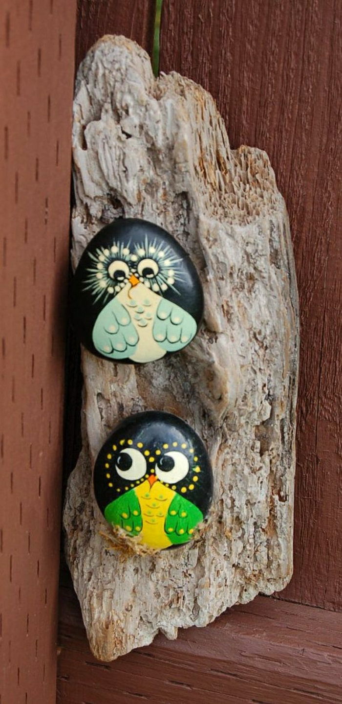 Dvi medinės dekoratyvinės rankomis dažyti akmenys Paukščiai brėžiniai