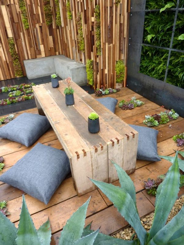 Drewniany stolik i poduszki-w-ogrodzie