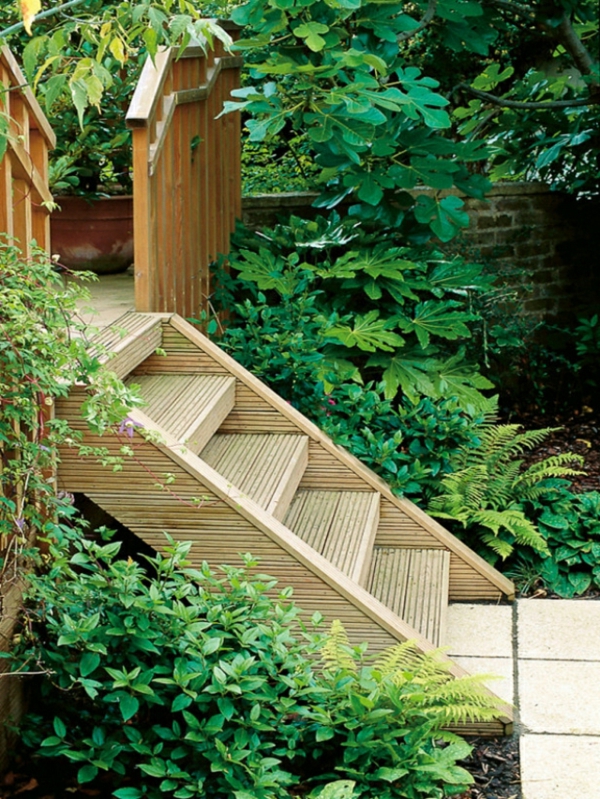 Lesene stopnice-zidava-v-vrt-gramoz-poti-okolje zelenih rastlin