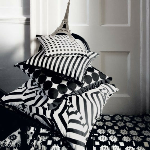 artdeco-stijl - eiffeltoren op sierkussen in wit en zwart