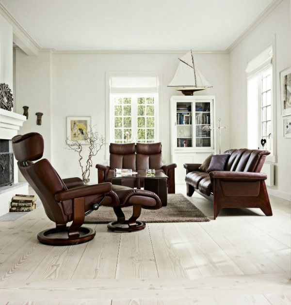 pekná izba s koženým nábytkom