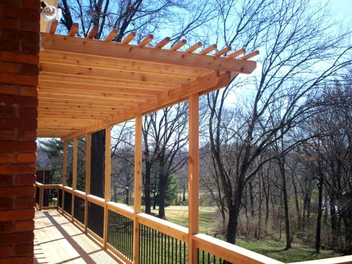Balkonoverkapping voor groot terras landelijk rustiek hout links natuurlijk