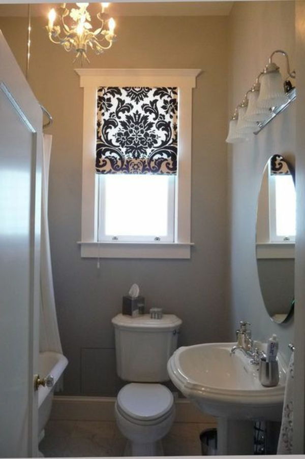 Cor preto e branco para um modelo moderno de cortinas no banheiro