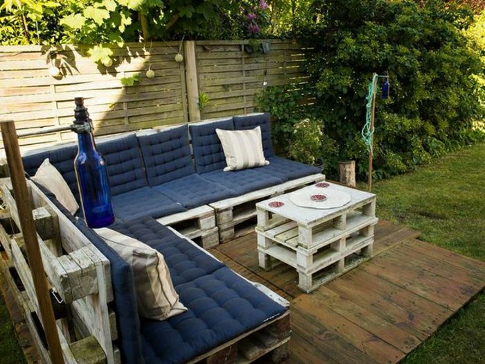 Dvorišče vrtna garnitura paleta kotiček kavč-modro-oblazinjeno kava miza steklenice