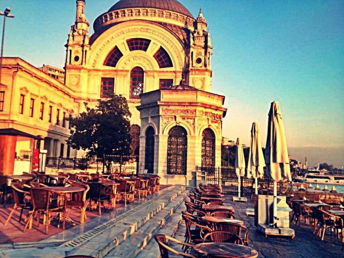 Istanbulské pamiatky - Palác Dolmabahçe-turecký Dolmabahçe-Sarayı Palác plných záhrad