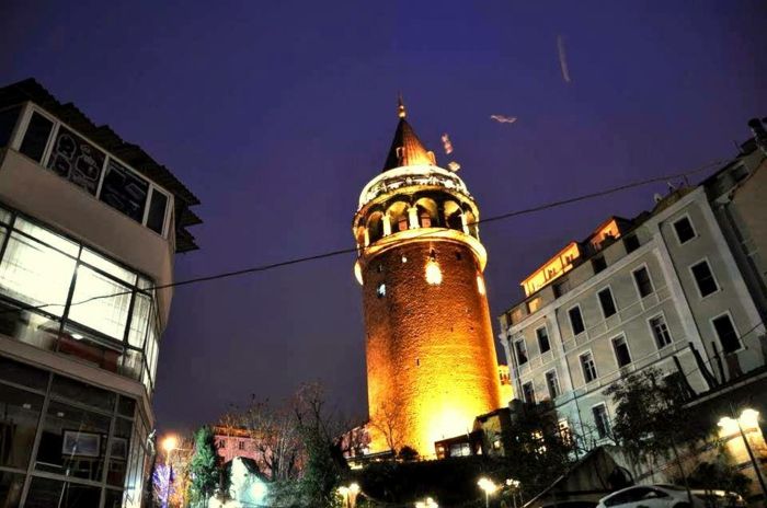 Istanbul Atrakcie-Travel-The-Galata veža Turecko-Galata kulesi-in-the-night