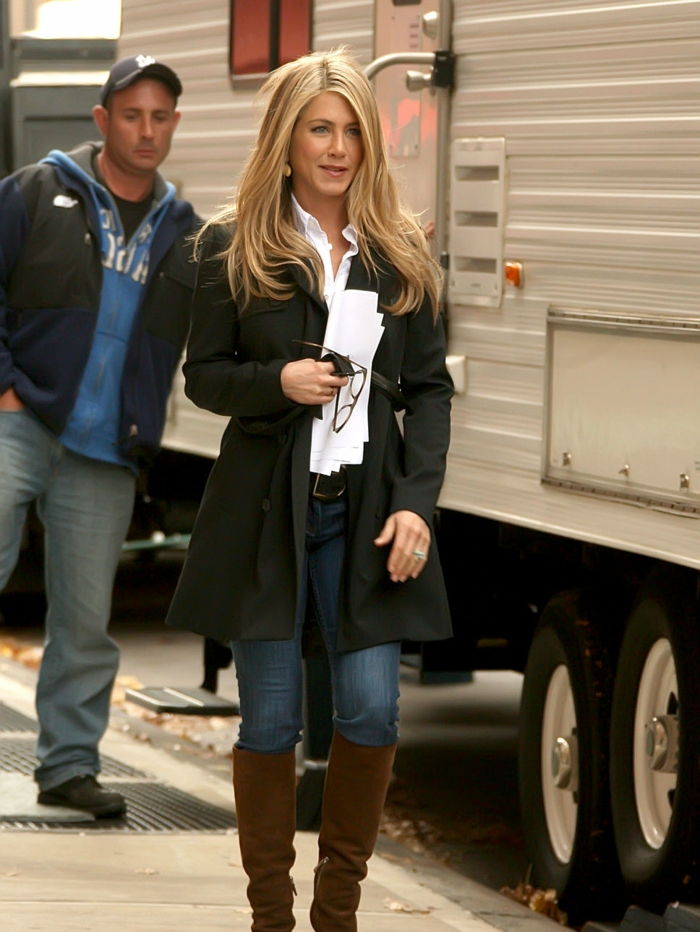 Jennifer Aniston Black Coat jeans bruine laarzen