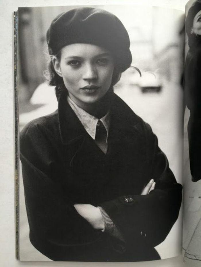 Kate Moss retrofoto svart-vit-classic-kläder-Beret fransk-hat