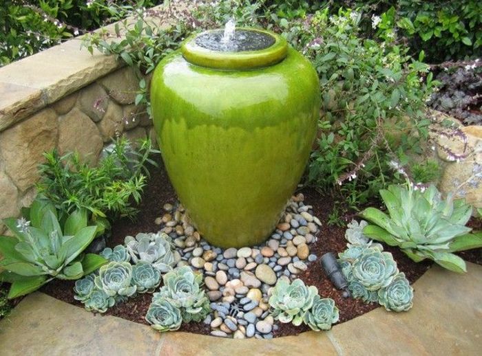 Keramika v Fountain pot farma-zelené dekoračné kamene