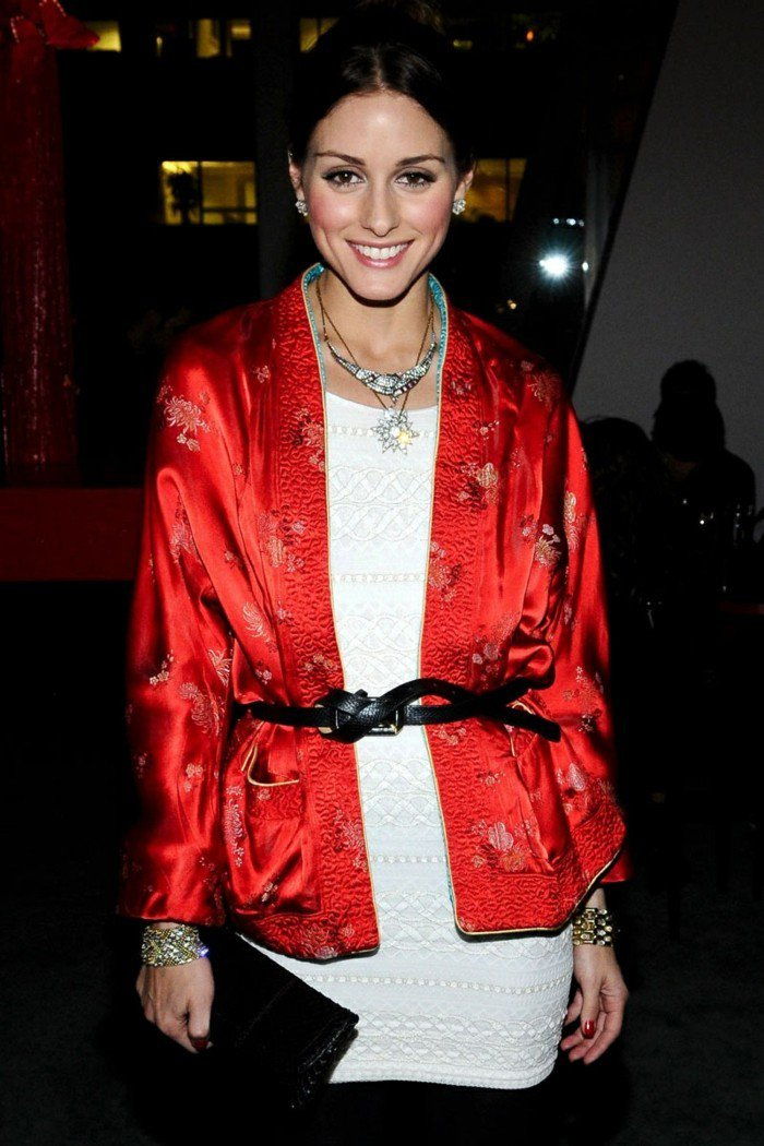 Kimono Blouse-in-röd-med-dekoration-and-bälte