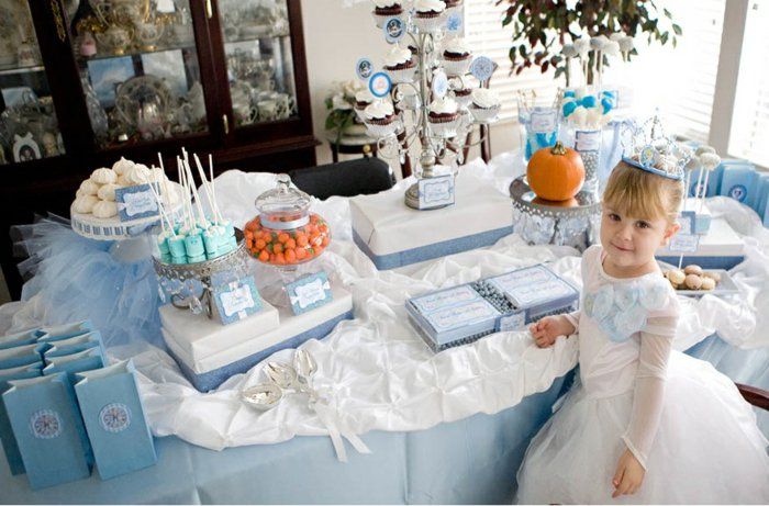 Vaikų gimtadienio į mėlynos ir baltos spalvos įkvėpė po Pelenės istorija
