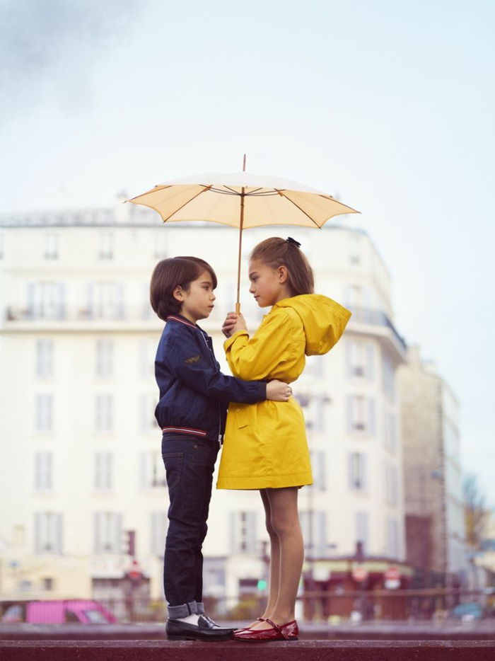 Crianças-Menino-menina-crianças guarda-chuva bege