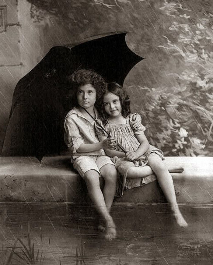 preto-crianças Crianças-Boy-girl-guarda-chuva