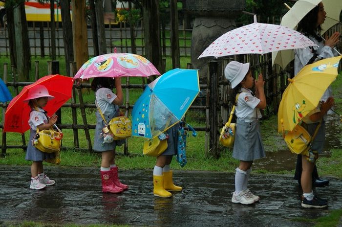 Crianças colorido guarda-chuvas com crianças Chuva série