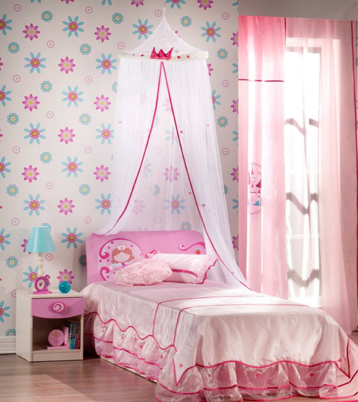 Pepiniera pentru fete roz pat de design cu tapet retro baldachin