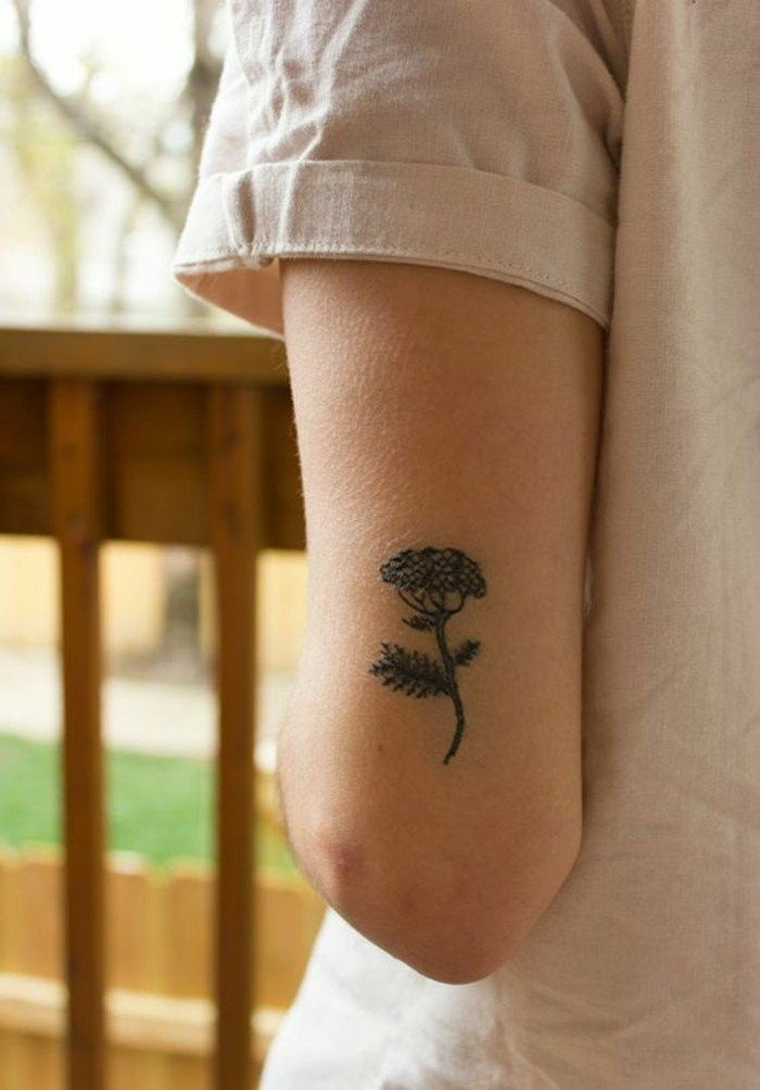 Mažos tatuiruotės-su-gėlė