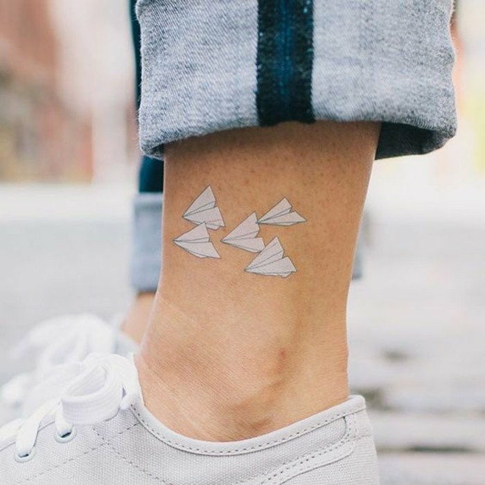 Mažos tatuiruotės orlaivių iš-popieriaus
