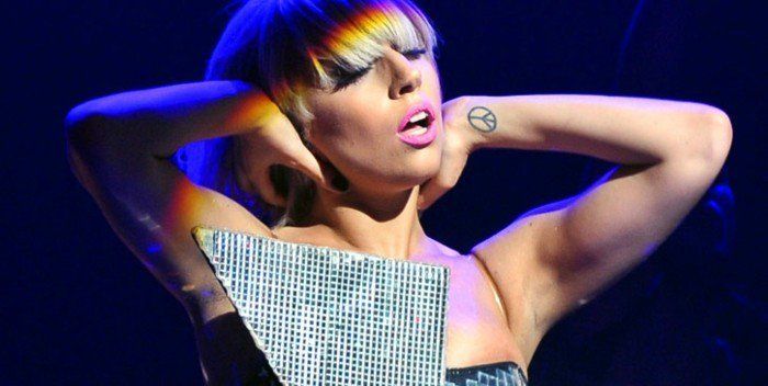 Lady Gaga con il tatuaggio sul polso simboli del tatuaggio