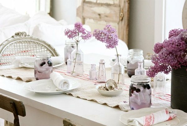 epocă-design-chic-romantic-deco-violet-lila-alb-masă din lemn