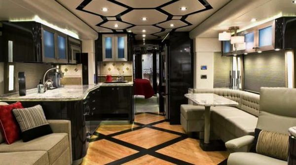 Caravan tiltrengte luksus bobil med super-moderne anlegg og stor tak konstruksjon
