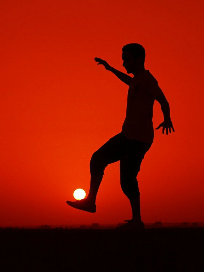 Homem futebolistas do sol sol-Ball