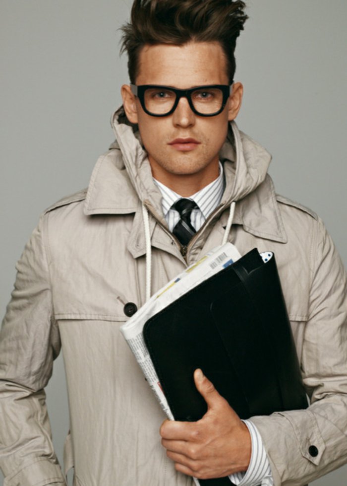 Man ekstravagante frisyre-nerd-briller-Trenchcoat