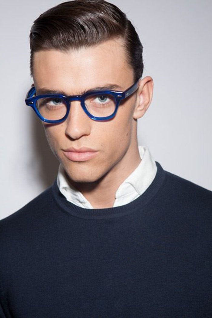 mavi yenilikçi gözlük-yuvarlak-şekli ile adam