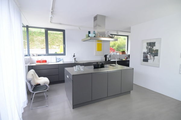 Bucătărie cu bucătărie în culoarea gri-oțel inoxidabil cu perdele albe