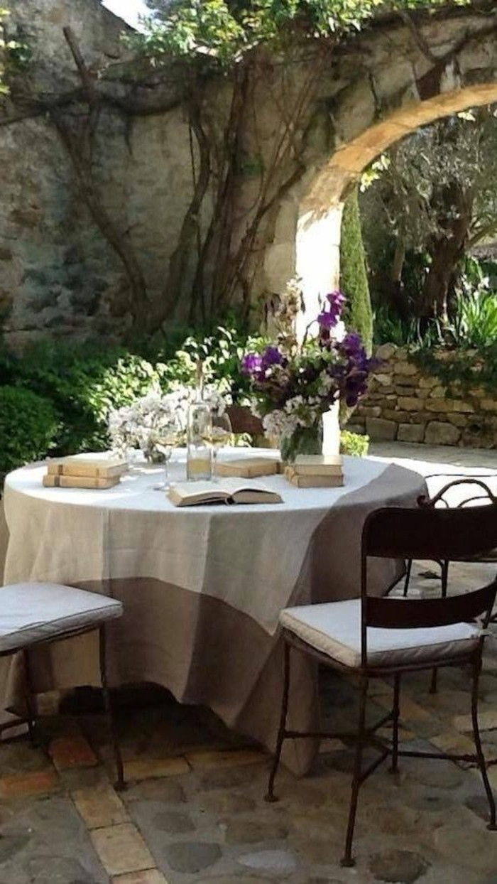 Mediterranean stolové dekorácie-s-mnohými-kvetina