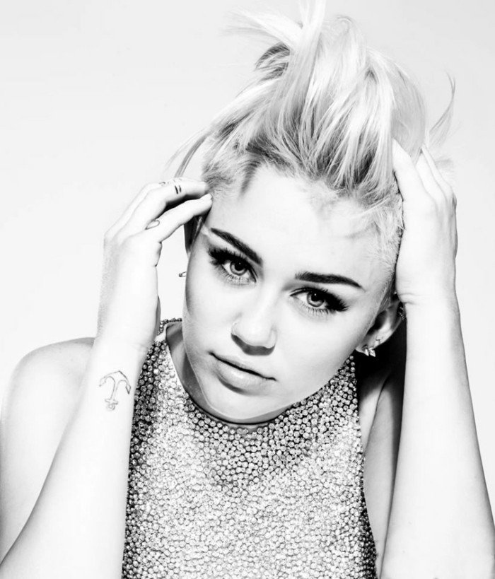 Miley-Cyrus tatovering på håndleddet anker tatovering