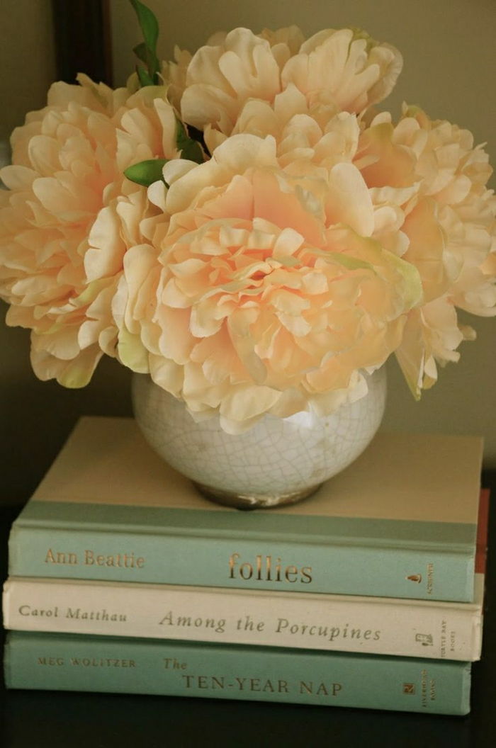 Bedside Decoratie Flower perzik kleur boeken