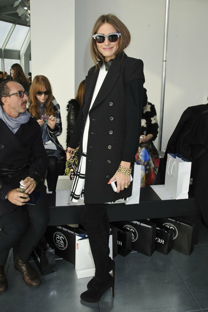 Olivia Palermo čierny kabát classic modelu originálne slnečné okuliare