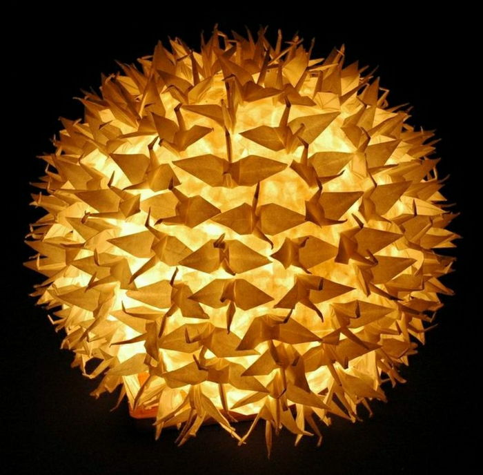 Origame žeriav svetlo zemegule