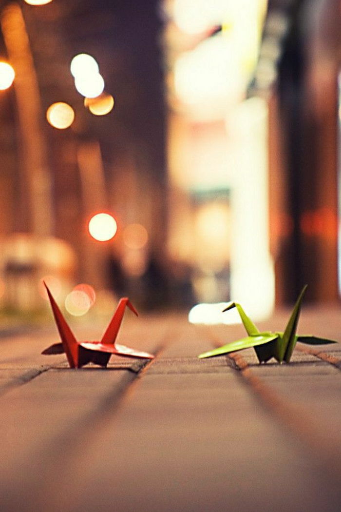 Origami žeriavy, červená a zelená ulice