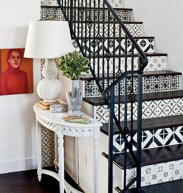 Equipamento de escadas interessante em preto e branco
