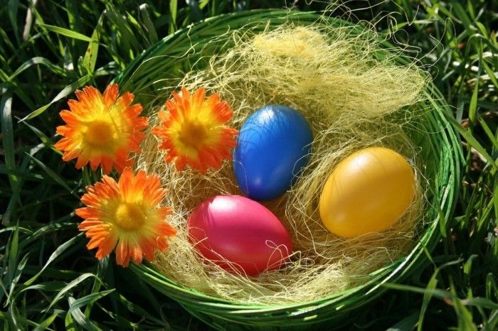 Velikonočni ozadje-z-cvetje-in-jajc-v-košarico